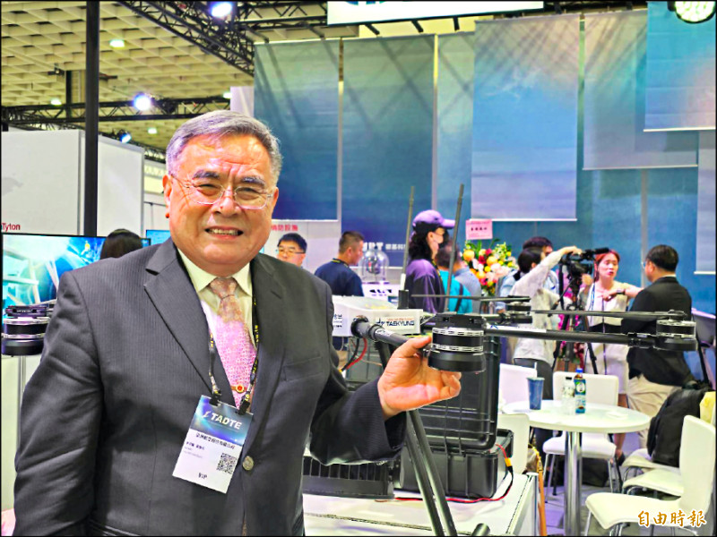 在軍備採購額可望逐年提高，亞航董事長李偉賢指出，將與合作夥伴投標戊式無人機。
（記者王憶紅攝）