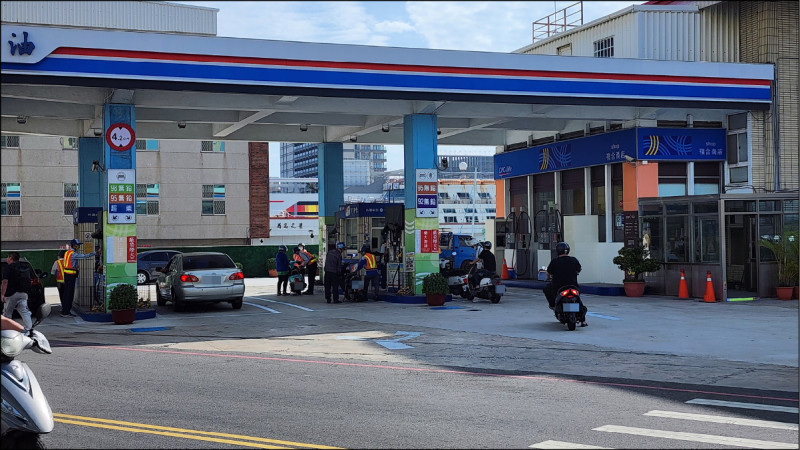 汽、柴油各調漲0.3元及0.2元。（資料照）