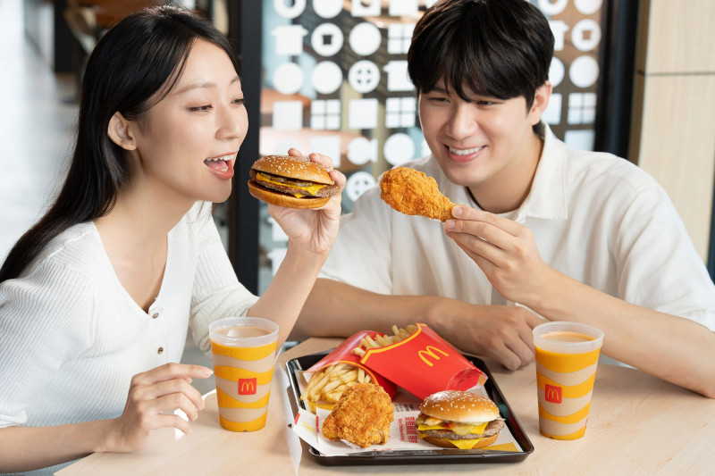 全民普發萬元即將上路，台灣麥當勞11月5日起加碼祭出好康優惠，讓消費者的萬元每1元都花得更划算，從早到晚集結四大主題優惠，包含「早安雙享 59 元起」、「經典雙享 99 元起」、「雙人雙享 209 元起」及「七大飲品買1送1」，讓現金再放大！（台灣麥當勞提供）