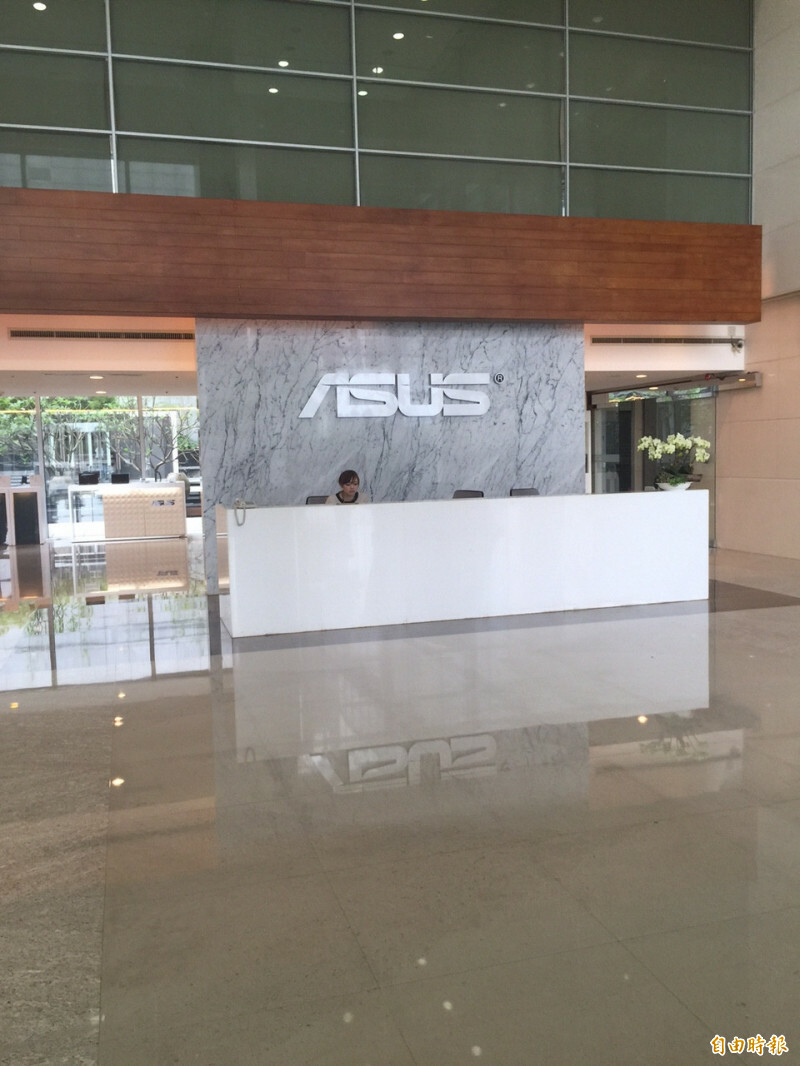 華碩響應普發1萬，祭出優惠活動。（記者卓怡君攝）