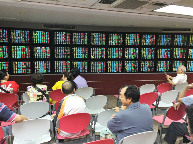 投顧表示，展望11月，AI題材短期漲幅過大，建議採取中期持股，避免短線追高與過度交易（記者王孟倫攝）