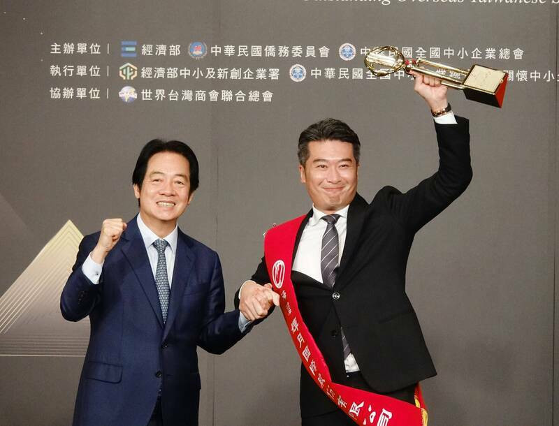 總統賴清德（左）與海外台商磐石獎得主輝月集團創辦人丁懿辰（右）。（資料照）