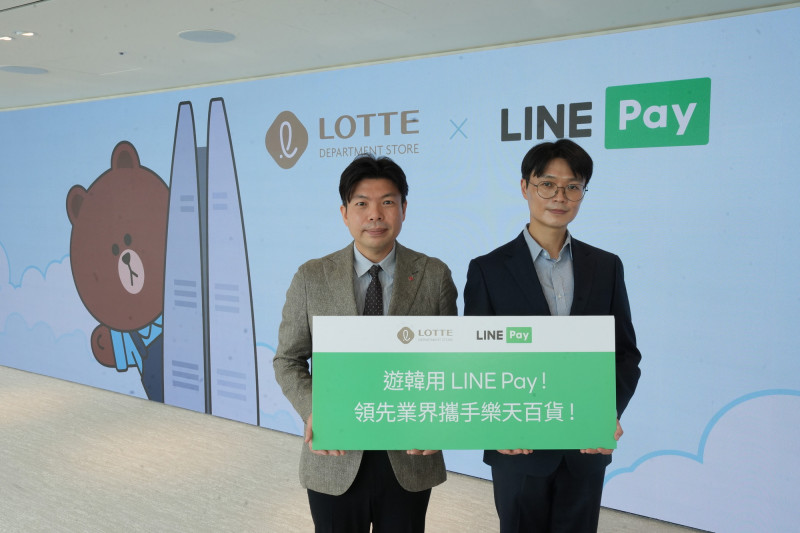 LINE Pay台灣全球業務發展處負責人兼LINE Pay Plus產品長吳東彬（右）與樂天百貨銷售策略總監朴尚佑（左）共同宣布啟用LINE Pay服務。（業者提供）