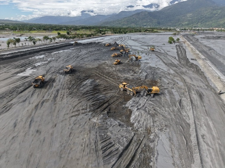 水利署全力動員辦理馬太鞍溪災後疏濬。（水利署提供）