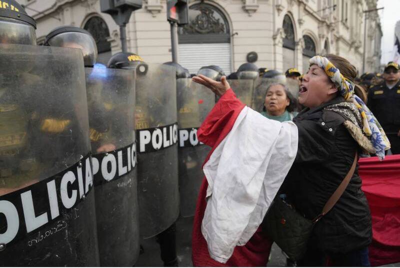 近期，一場在秘魯利馬舉行的反對總統的經濟和社會政策的集會上，一名反政府抗議者懇求防暴警察封鎖聖馬丁廣場的道路。（美聯）