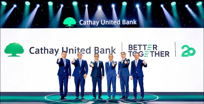 國泰世華銀行分別於胡志明市及河內舉行二十週年感恩晚宴，六位高階主管親自出席；由左至右分別為副總經理温珍瀚、副總經理苗華本、董事長郭明鑑、總經理鄧崇儀、胡志明市分行行長呂偉傑、副總經理李興明。（國泰世華銀行提供）