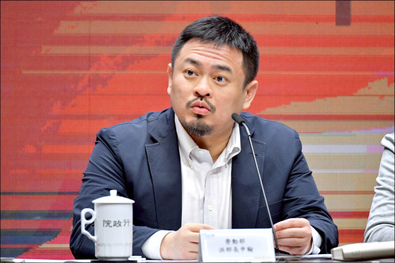 政府擬開放讓家有十二歲以下的「一孩家庭」也可申請外籍幫傭；據了解，行政院正持續研議中，最快年底公布相關政策與配套。圖為勞動部長洪申翰。（行政院提供）