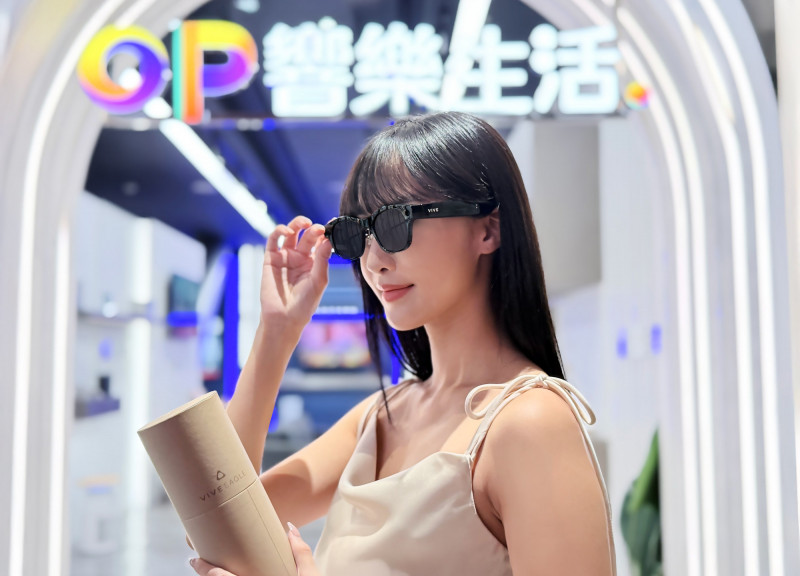 宏達電宣布，與台灣大、和嘉晏光學、得恩堂等專業眼鏡通路品牌擴大合作，啟動全台逾 200 家 AI 智慧眼鏡體驗服務。（宏達電提供）