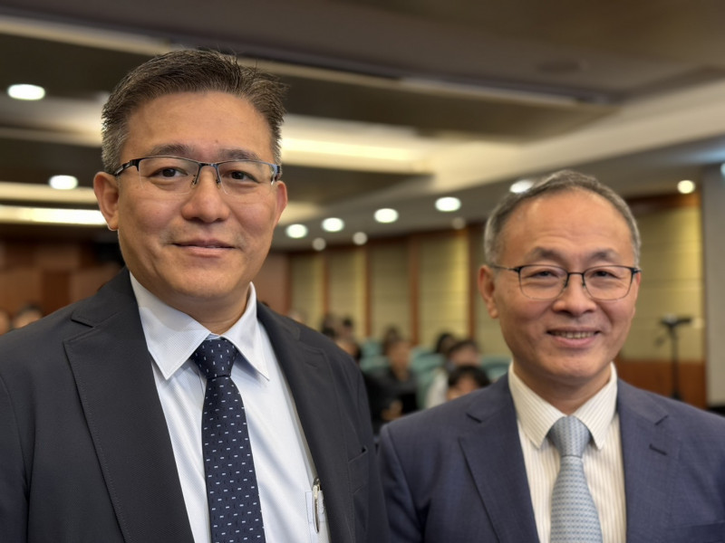 瀚宇博總經理陶正國（左）、精成科PCB製造廠ELNA總經理楊其荺。（記者卓怡君攝）