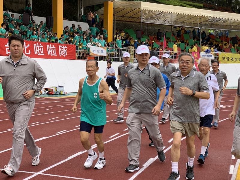 2018年11月台塑舉辦運動會，當時的台塑總裁王文淵也下場一起跑步。（資料照）