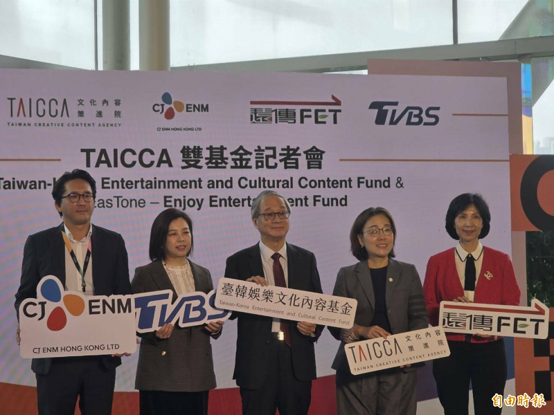 右一為遠傳電信總經理井琪。（記者王憶紅攝）