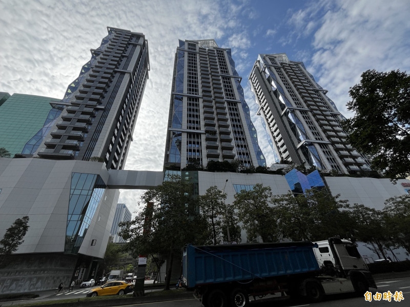 豪宅產權抵債權 三圓建設創辦人王光祥︰打房限縮餘屋貸款所致 政策打房導致「台北之星」的餘屋貸款成數不足,三圓建設創辦人王光祥只好跟民間友人借貸來補足缺額。(記者徐義平攝)