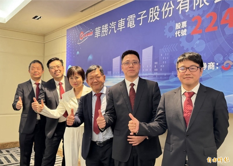 汽車零組件廠華勝-KY（2248）今天舉行法說會，華勝-KY董事長陳鏗勝指出，華勝接獲蔚來汽車全新ES8智能氛圍燈訂單，第4季陸續出貨，目前訂單已滿到明年4月。（記者楊雅民攝）