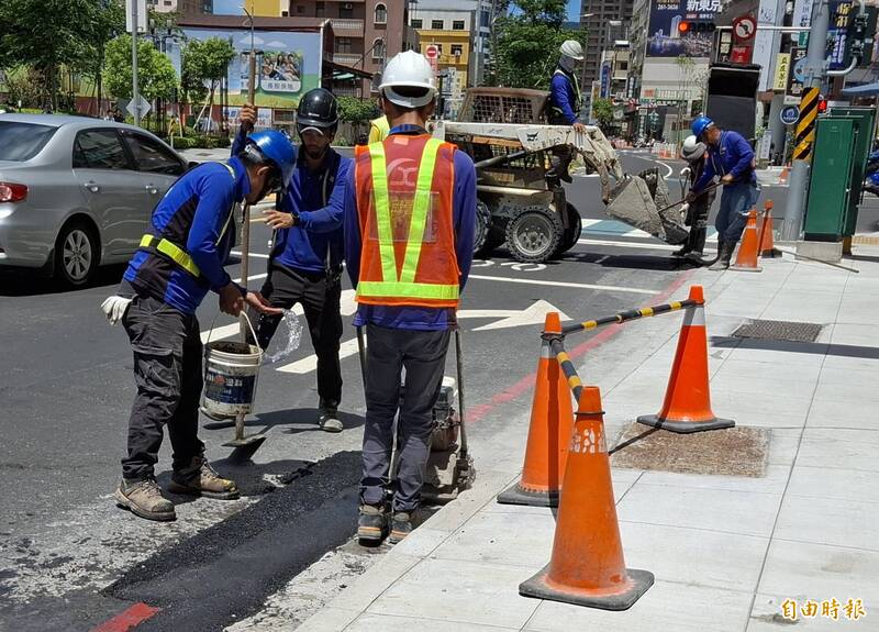 高雄市實施減班休息勞工人數突破兩百人。（記者侯承旭攝）