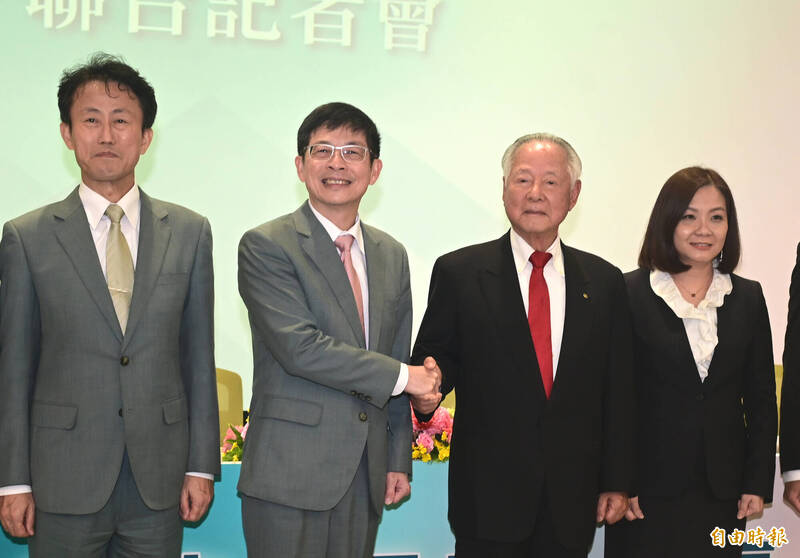 玉山金控董事長黃男州（左1）、三商人壽董事長翁肇喜（右1）等人出席玉山金控合意併購三商人壽記者會。（記者王藝菘攝）