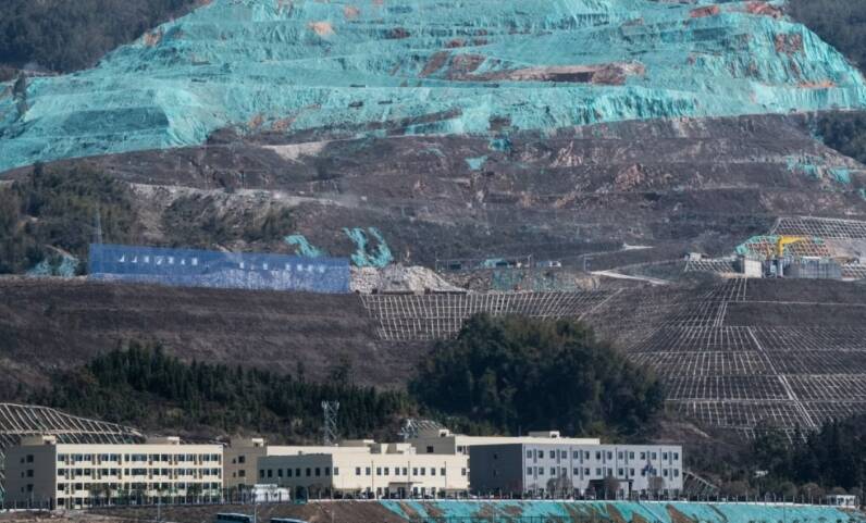 美媒報導，中國對全球供應鏈的控制，除了掌握稀土關鍵礦產外，鋰離子電池、成熟晶片和醫藥原料也佔據著絕對優勢。（彭博）