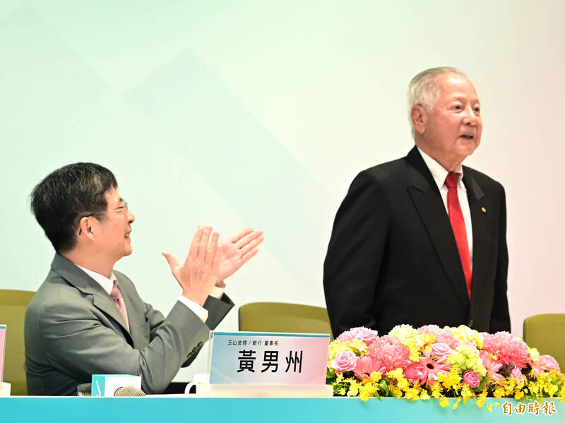 玉山金控董事長黃男州（左）、三商人壽董事長翁肇喜（右）出席玉山金控合意併購三商人壽記者會。（記者王藝菘攝）