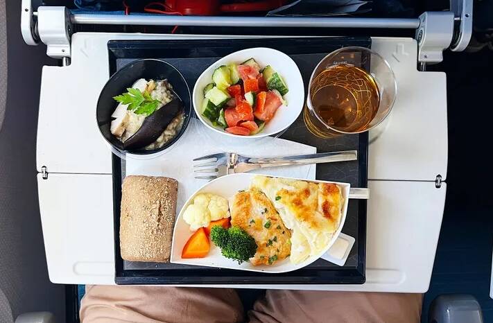 營養專家表示，起飛前和巡航高度的飲食會極大地影響旅程感受，他們建議飛機上那些食物不宜食用，並列出「絕對避免」清單。（取自網路）