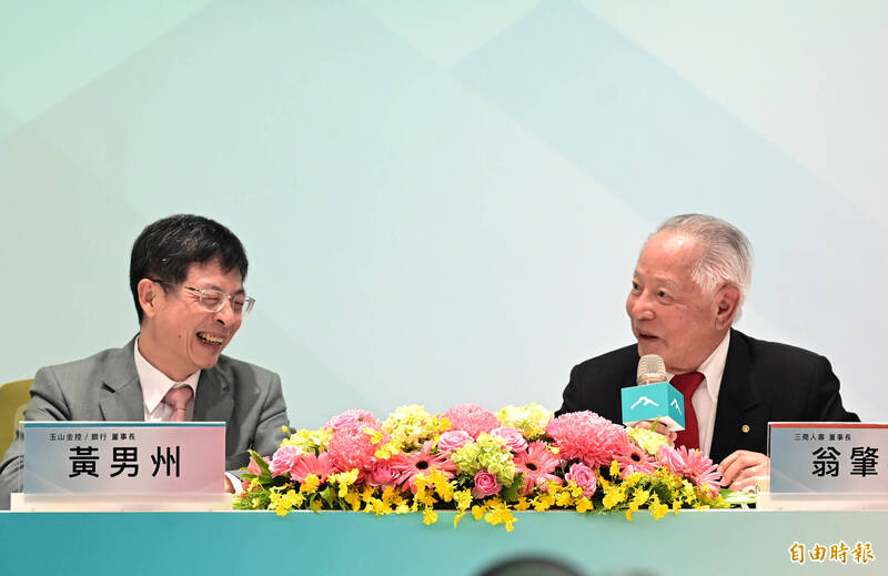 玉山金控董事長黃男州（左）、三商人壽董事長翁肇喜（右）出席玉山金控合意併購三商人壽記者會。（記者王藝菘攝）