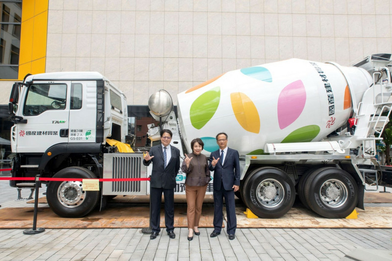 國產建材往低碳的全建材集團邁進，近年加速推動綠色營運佈局，不僅混凝土本業穩健成長，旗下的惠普等關係企業，營運表現也十分亮眼。圖右二為國產集團董事長徐蘭英。（圖:國產提供）