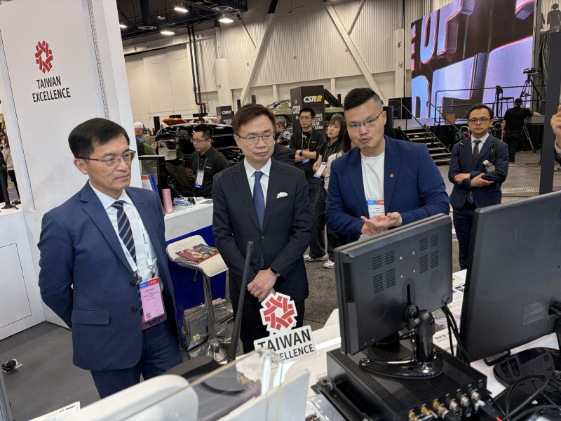 經濟部首次於北美AAPEX展及SEMA展打造臺灣館。左為經濟部次長何晉滄、中間為貿協董事長黃志芳。（貿協提供）