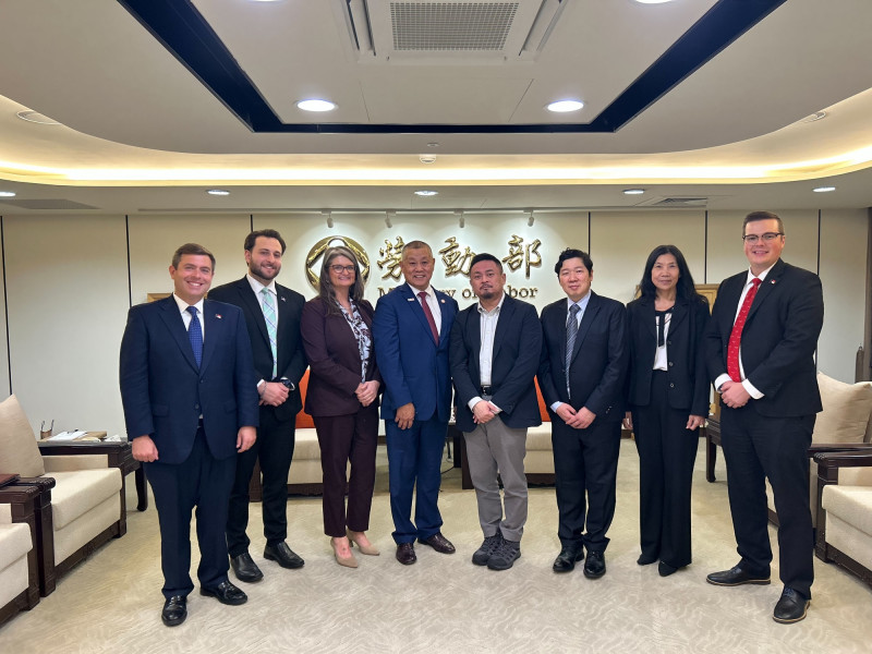 勞動部長洪申翰（右4）與美國聯邦暨各州勞工行政官員團成員合影。（勞動部提供）