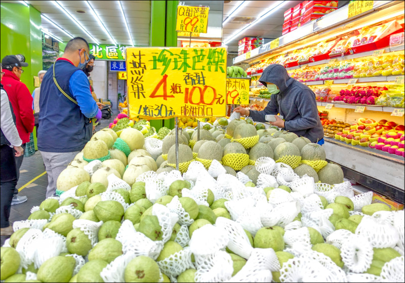 主計總處昨公布十月消費者物價指數（CPI）年增一．四八％，連續六個月低於二％，但漲幅較九月略擴大，其中，豬肉價格年漲九．〇七％、創二十個月最大漲幅，十七項民生物資平均年增二．七三％、同為二十個月最大漲幅。（中央社資料照）