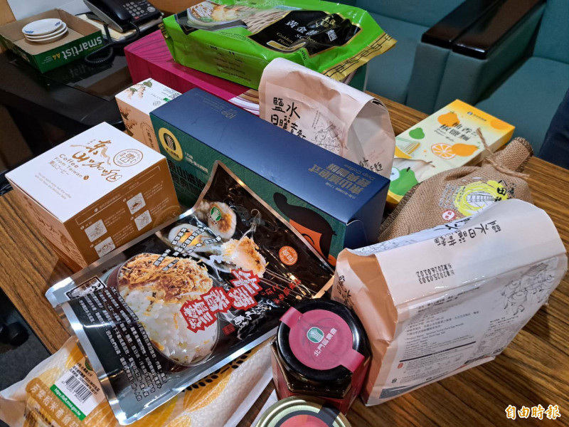台南市政府特別準備了台南特產好物等好禮，要送給黃仁勳，希望他會喜歡。（記者蔡文居攝）