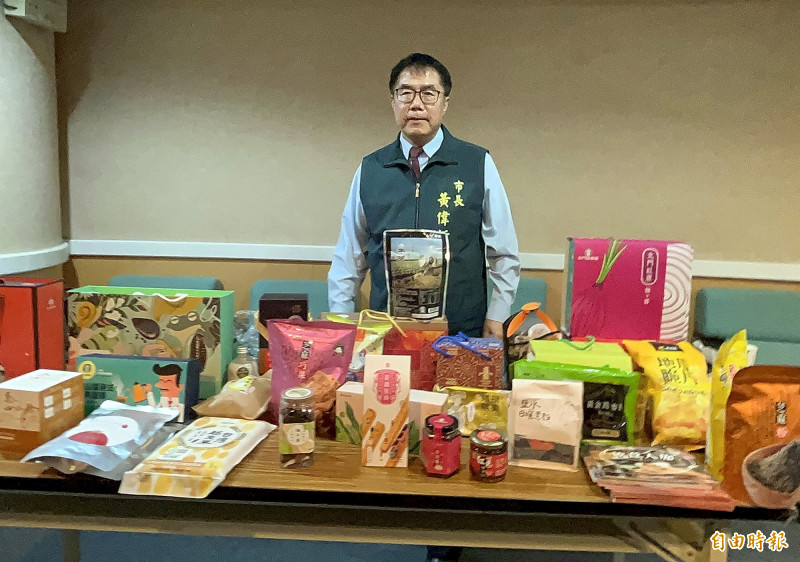 台南市政府特別準備了台南特產好物等好禮，要送給黃仁勳，希望他會喜歡。（記者蔡文居攝）