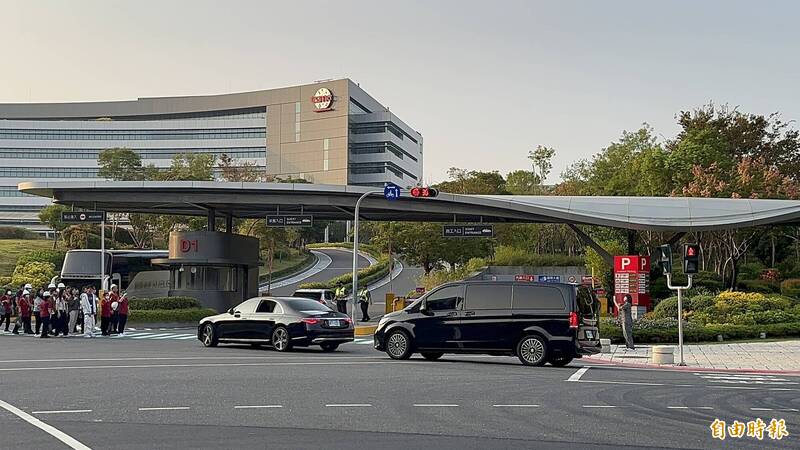 輝達執行長黃仁勳參觀台積電3奈米廠，座車直驅廠區。（記者劉婉君攝）