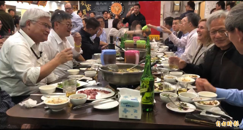 輝達執行長黃仁勳（右2）與台積電董事長魏哲家（左1）等人餐敍，大啖牛肉。（記者劉婉君攝）