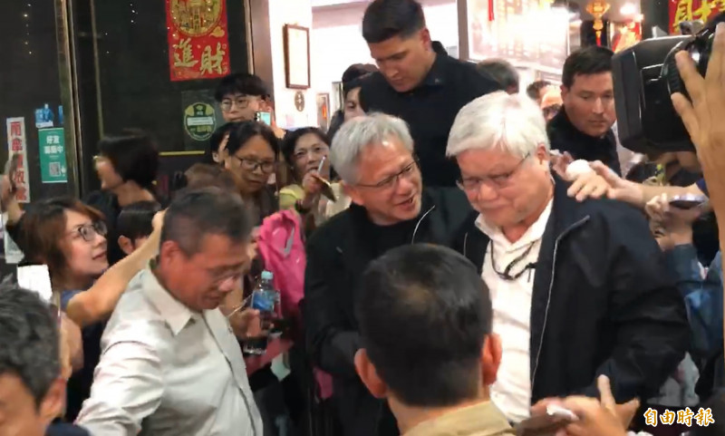 輝達執行長黃仁勳（右2）與台積電董事長魏哲家（左1）等人餐敍後步出餐廳。（記者劉婉君攝）