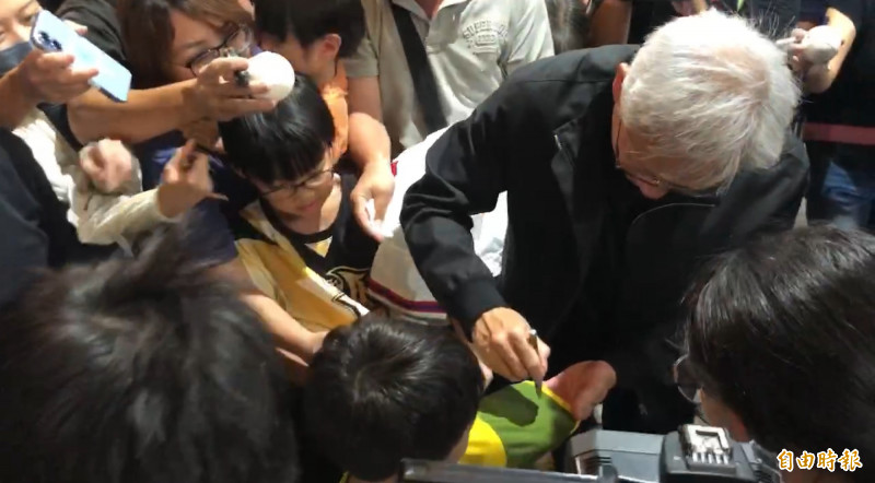 黃仁勳為民眾簽名。（記者劉婉君攝）