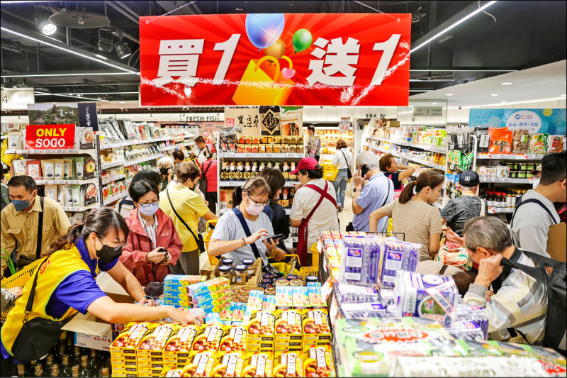 全民大減稅！因物價漲幅達調整門檻，明年度綜所稅免稅額可望調高四千元、至十．一萬元，標準扣除額調高五千元、至十三．六萬元。財政部預計年底公告實際調整情況，後年五月申報明年度綜所稅適用，全國約七百萬申報戶受惠。（中央社）