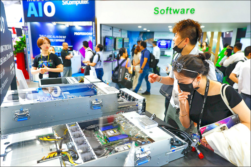 財政部統計處長蔡美娜表示，十月出口大放光彩，首度超過六〇〇億美元，可歸納四個原因，包括：全球經濟基本面穩定、AI及高效能運算需求火熱、消費性電子新品鋪貨效應發酵以及傳統外銷旺季。（歐新社檔案照）