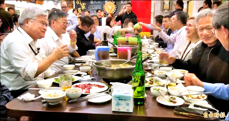 輝達執行長黃仁勳（右2）再度來台，昨飛抵台南後立刻驅車直奔台積電南科三奈米廠，晚間與台積電董事長魏哲家（左1）等人餐敘，大啖牛肉鍋。（記者劉婉君攝）