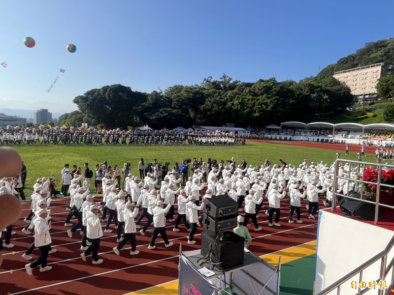 展現環保永續！南亞與台化回收材料製成台塑企業運動服。（記者張慧雯攝）