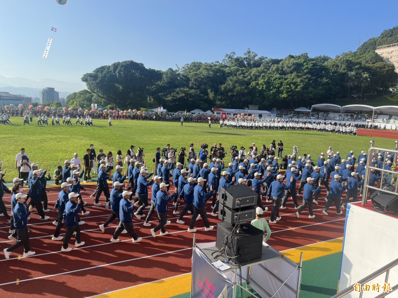 展現環保永續！南亞與台化回收材料製成台塑企業運動服。（記者張慧雯攝）