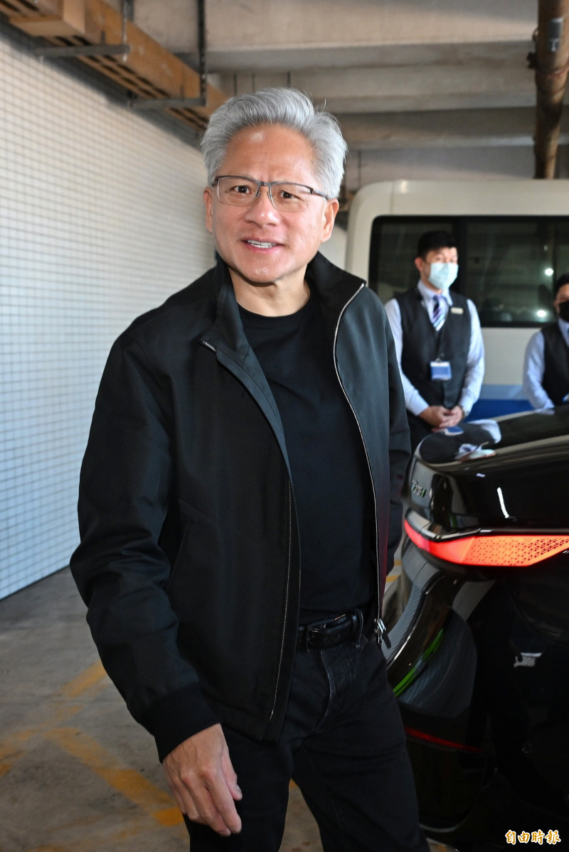 黃仁勳結束快閃訪台行程，歷時22小時旋風走訪台南與新竹，今（8日）中午搭機離台。（記者陳逸寬攝）