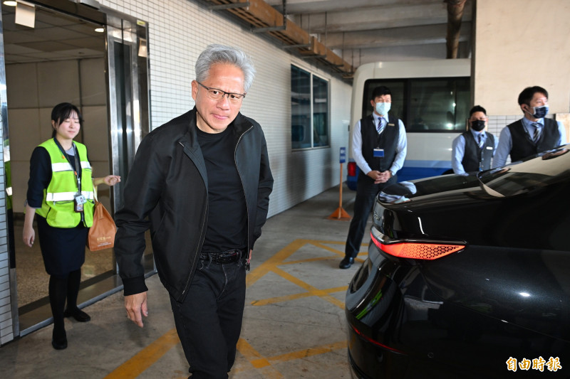 結束台積電運動會後，黃仁勳馬不停蹄趕往桃園機場搭乘環宇商務中心專車直達機坪。（記者陳逸寬攝）