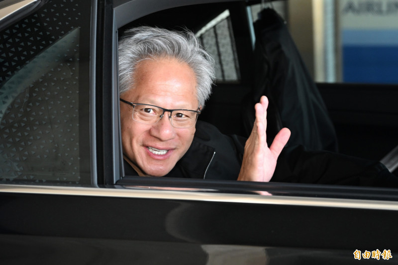 黃仁勳離去前對媒體鏡頭揮手道別（記者陳逸寬攝）