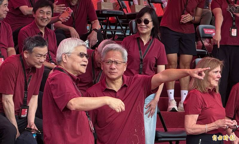 台積電運動會今（8）日在竹北體育場舉行運動會，今年最特別的就是邀請大客戶、AI晶片霸主黃仁勳（右）來參加，左為台積電董事長魏哲家。（記者劉信德攝）
