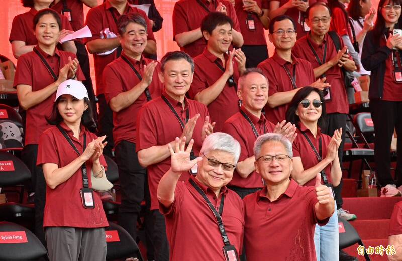 輝達執行長黃仁勳離開運動會場前受訪指出，他會跟張忠謀聯絡，看他的身體情況再決定，但他已出差三個禮拜，現在準備要回家，被問及何時再來台？他透露農曆年時會再度來台。（記者劉信德攝）