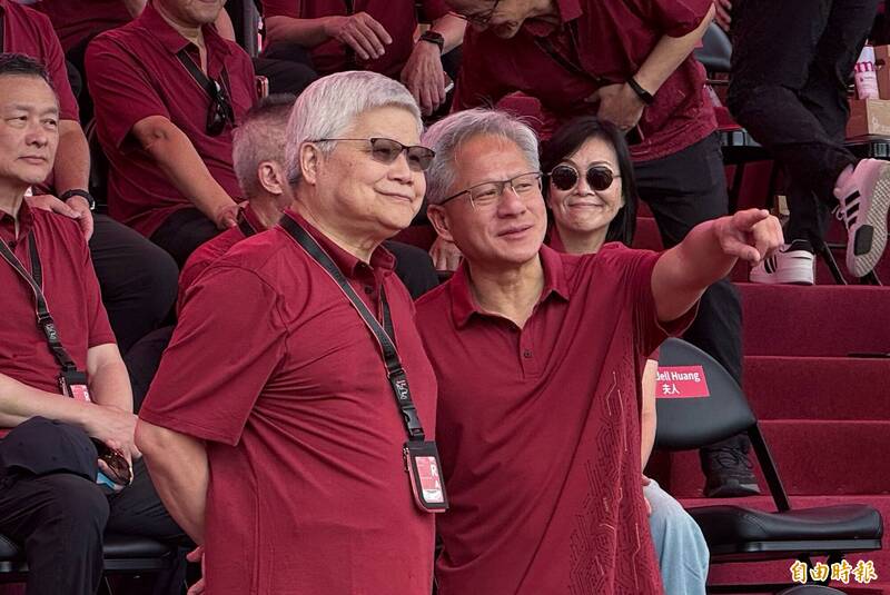 台積電運動會今（8）日在竹北體育場舉行運動會，今年最特別的就是邀請大客戶、AI晶片霸主黃仁勳（右）來參加，左為台積電董事長魏哲家。（記者劉信德攝）