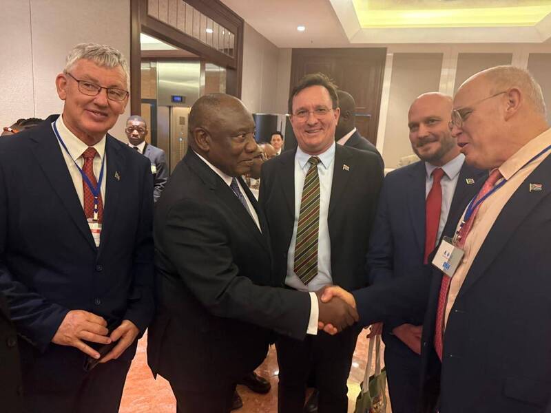 南非總統（左2）Cyril Ramaphosa率領牛肉業者等商業團體，訪問越南，並在河內舉行商業論壇。（圖取自Beefmaster 臉書）