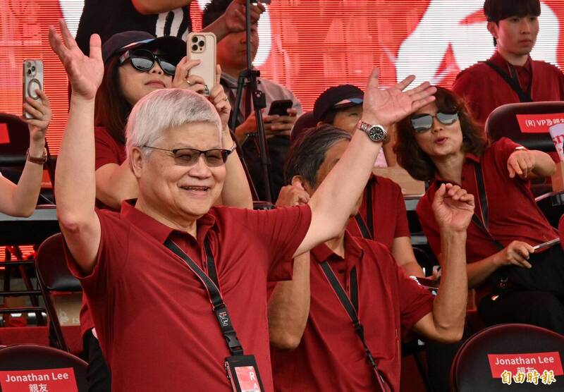 台積電董事長魏哲家（左一）豪氣宣布今年仍要發給基層員工一個小禮物，也就是特別獎金加碼到2.5萬元。（記者劉信德攝）