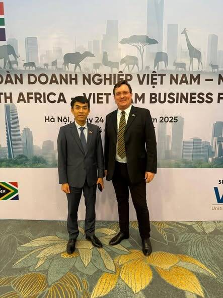 Beefmaster董事長 Louw van Reenen（右）與越南駐南非大使 Loi hoang，在河內舉行的商業論壇合影。（圖取自Beefmaster 臉書）