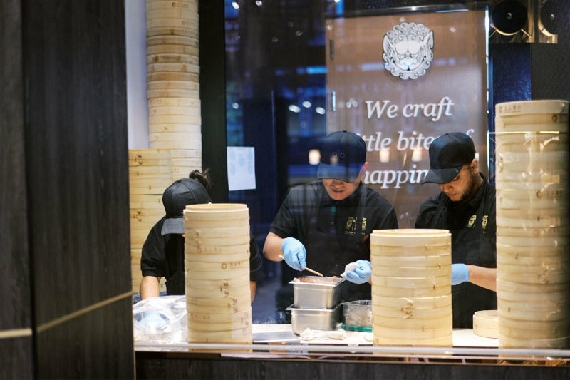 輝月集團旗下逸品小籠湯包店服務生，合計最低工時與小費時薪可達40美元（約新台幣1200元）。（輝月提供）