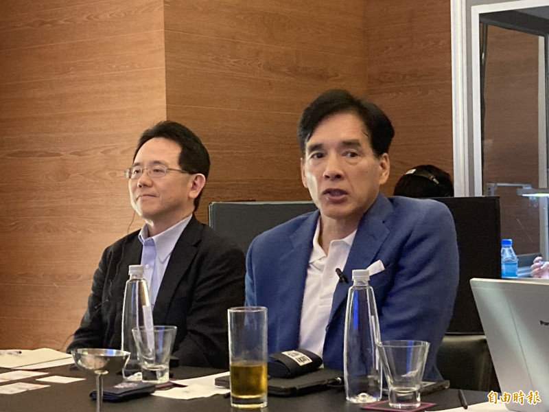 日本最大商學院 GLOBIS University 預計明年上半年在台灣成立據點，創辦人暨校長崛義人（右） 認為台日2國經濟上高度合作。（記者楊綿傑攝）