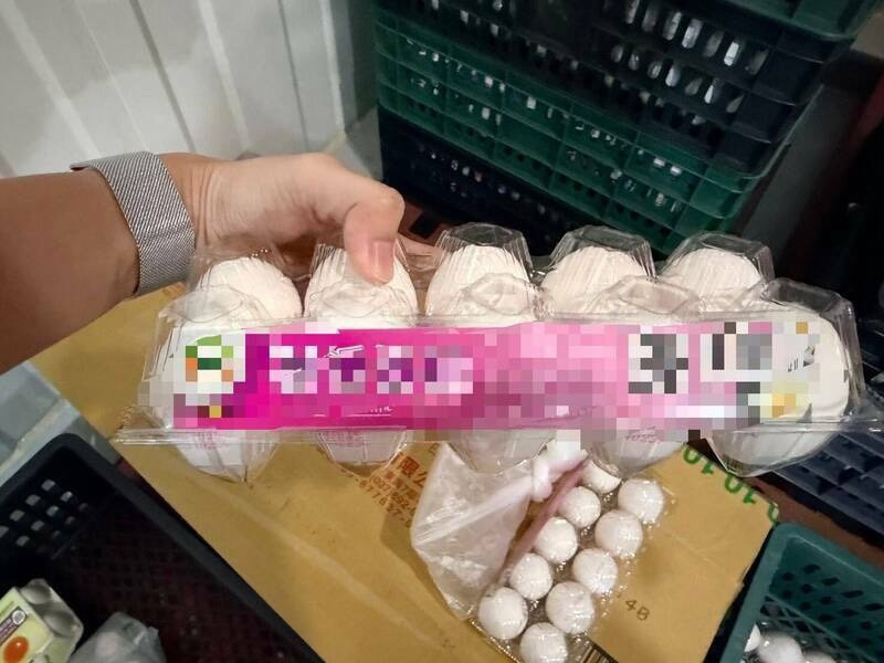 彰化縣衛生局於販售端抽驗雞蛋「鮮健蛋品洗選蛋（白殼雞蛋）」，檢出農藥殘留「芬普尼代謝物」超標，並已流入超市販售，全聯和大全聯表示，收到雞蛋檢出農藥殘留超標通知後，即依規定下架相關批號商品。（高雄市衛生局提供）